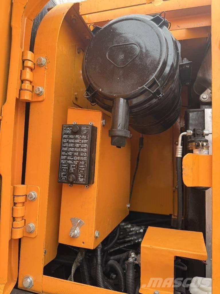 Hyundai HX 220 Roomikekskavaatorid