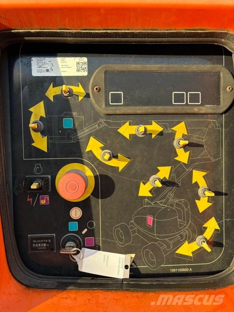 JLG 800 AJ Iseliikuvad poomtõstukid