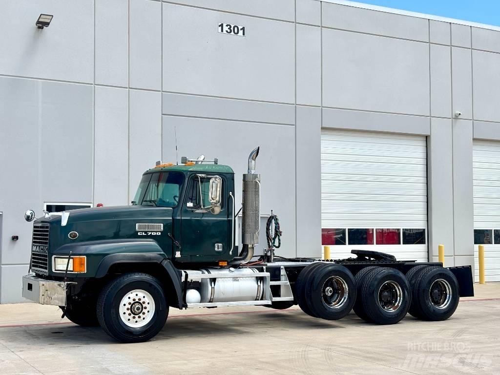 Mack CL 713 Sadulveokid