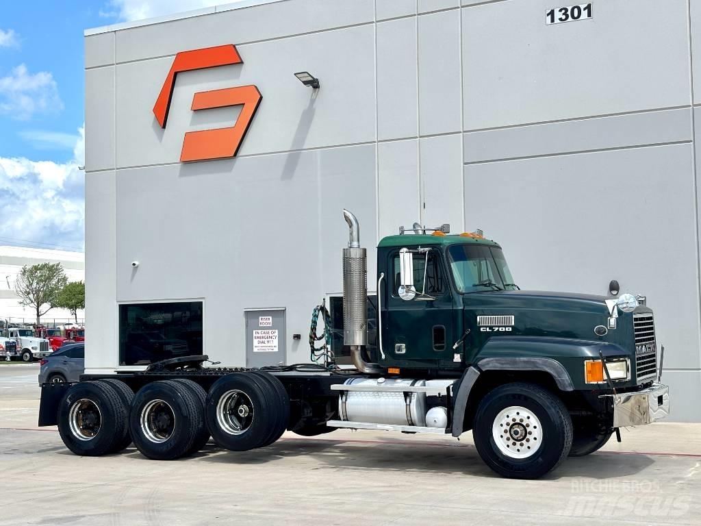 Mack CL 713 Sadulveokid