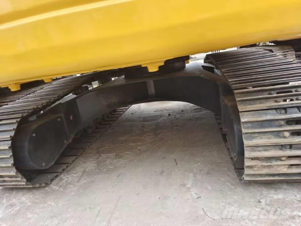 Komatsu PC 200-8 Roomikekskavaatorid