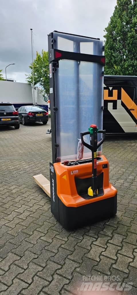 Doosan LSM 12 N Järelkäidavad virnastajad