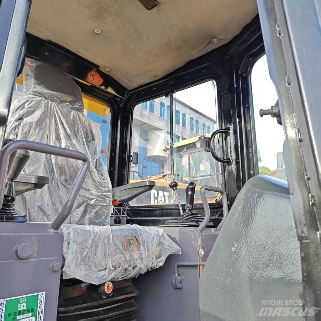 CAT D 5 K Buldooserid