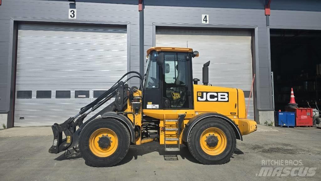 JCB 411 Rataslaadurid