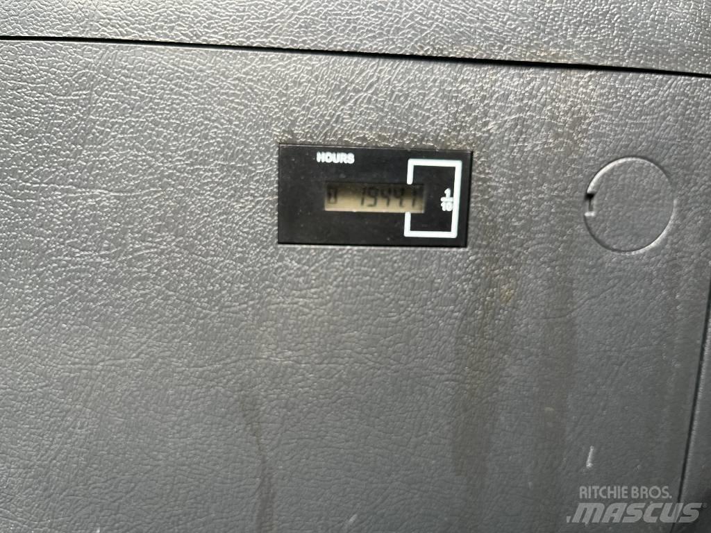 Hyundai HX 140 AL Roomikekskavaatorid