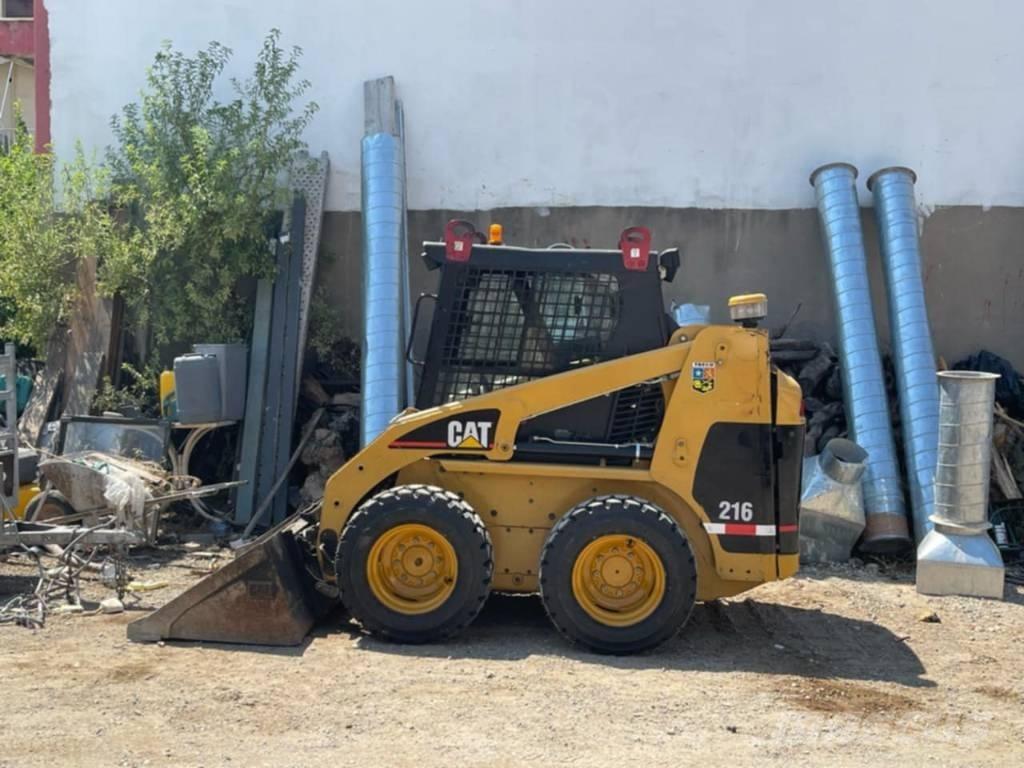 CAT 216 Kompaktlaadurid