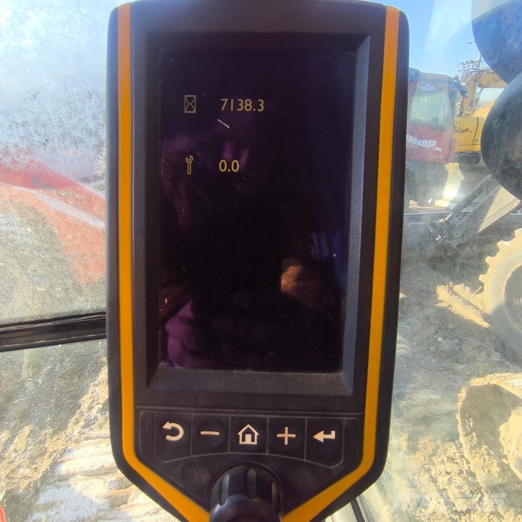 JCB JS 300 Roomikekskavaatorid