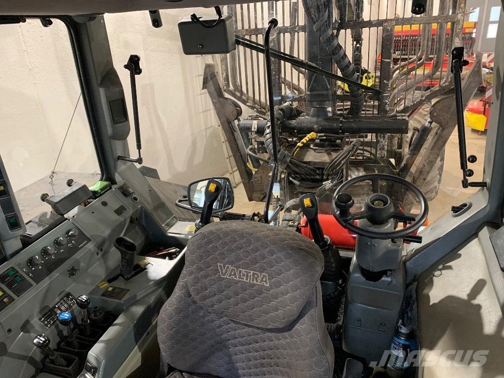 Valtra 8950 Metsatööks kohandatud traktorid