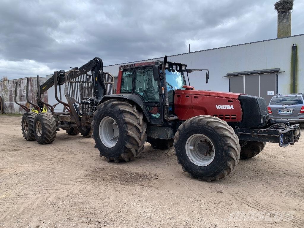 Valtra 8950 Metsatööks kohandatud traktorid