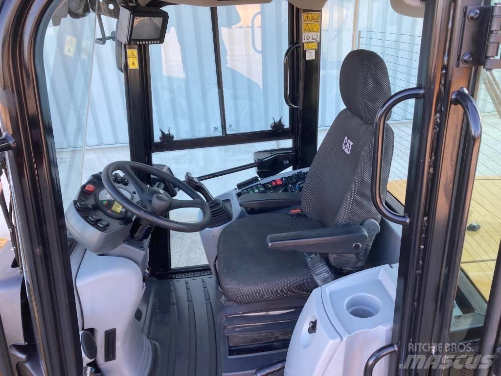 CAT 910 Rataslaadurid