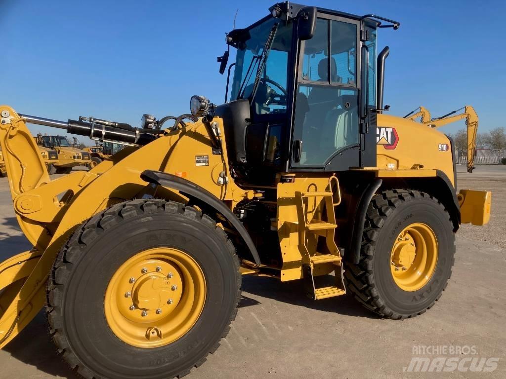 CAT 910 Rataslaadurid