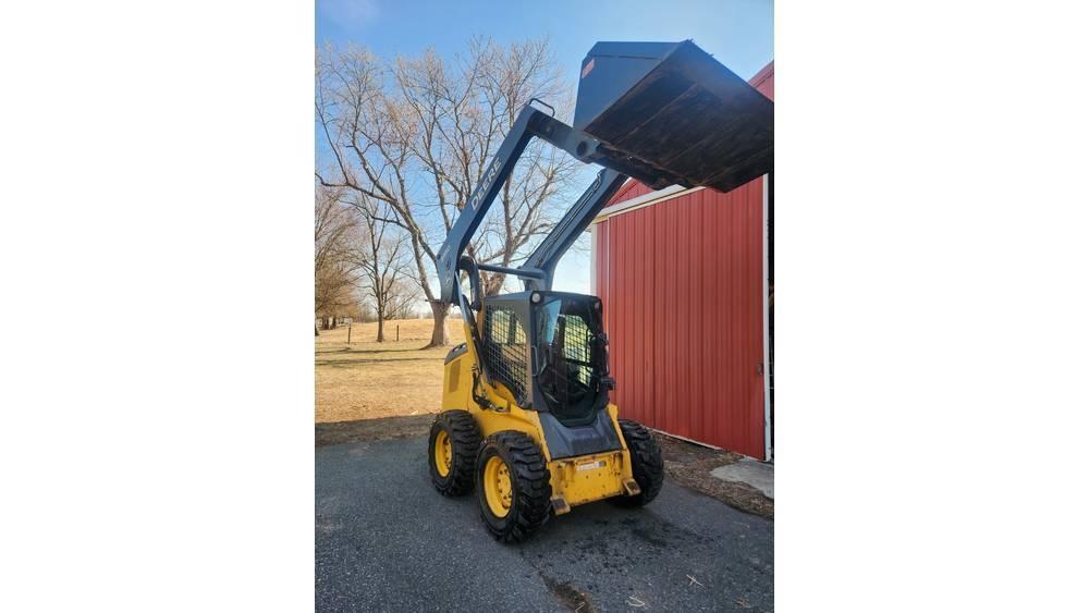 John Deere 318 D Kompaktlaadurid