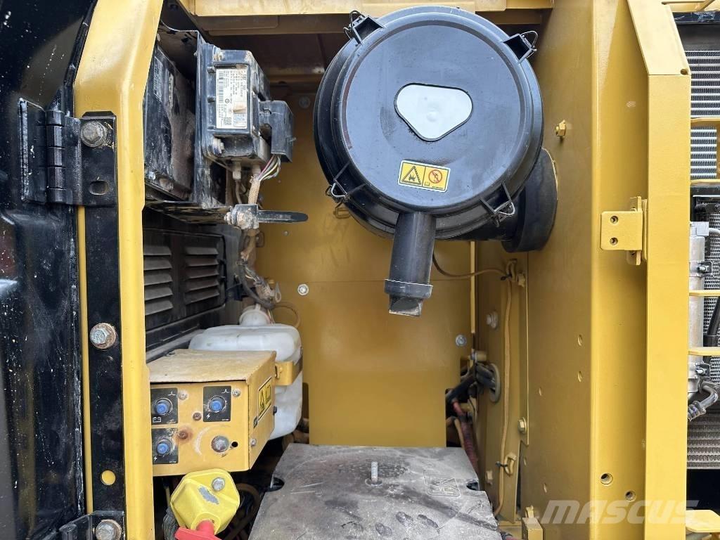 CAT 320D2 Roomikekskavaatorid