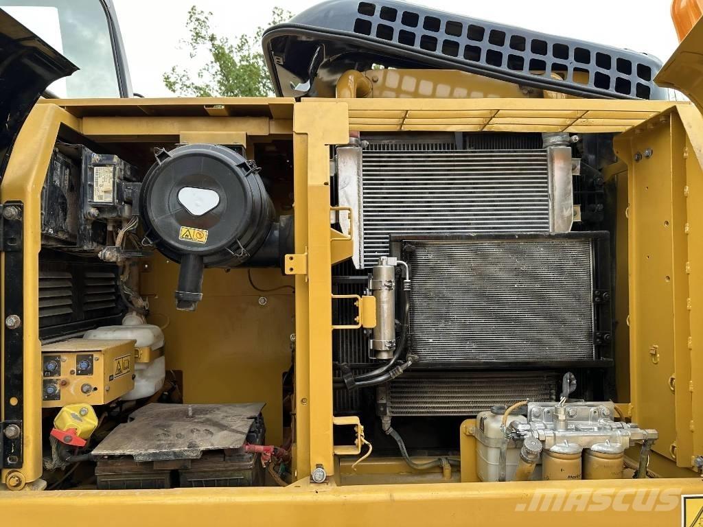 CAT 320D2 Roomikekskavaatorid