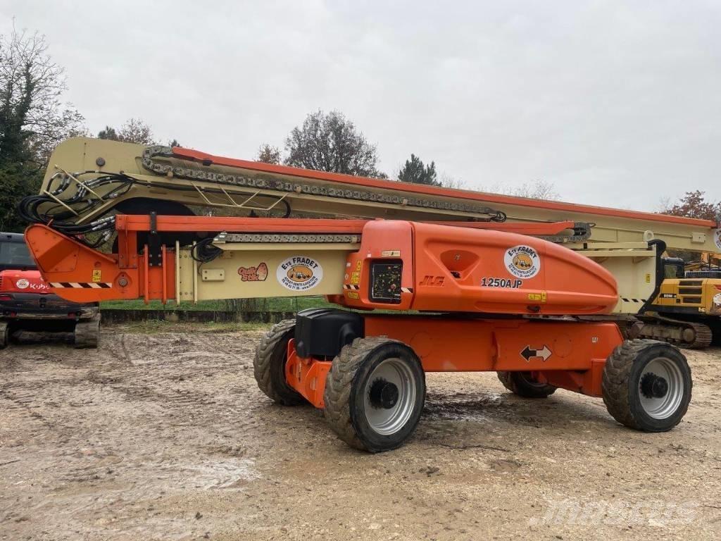 JLG 1250 AJP Iseliikuvad poomtõstukid