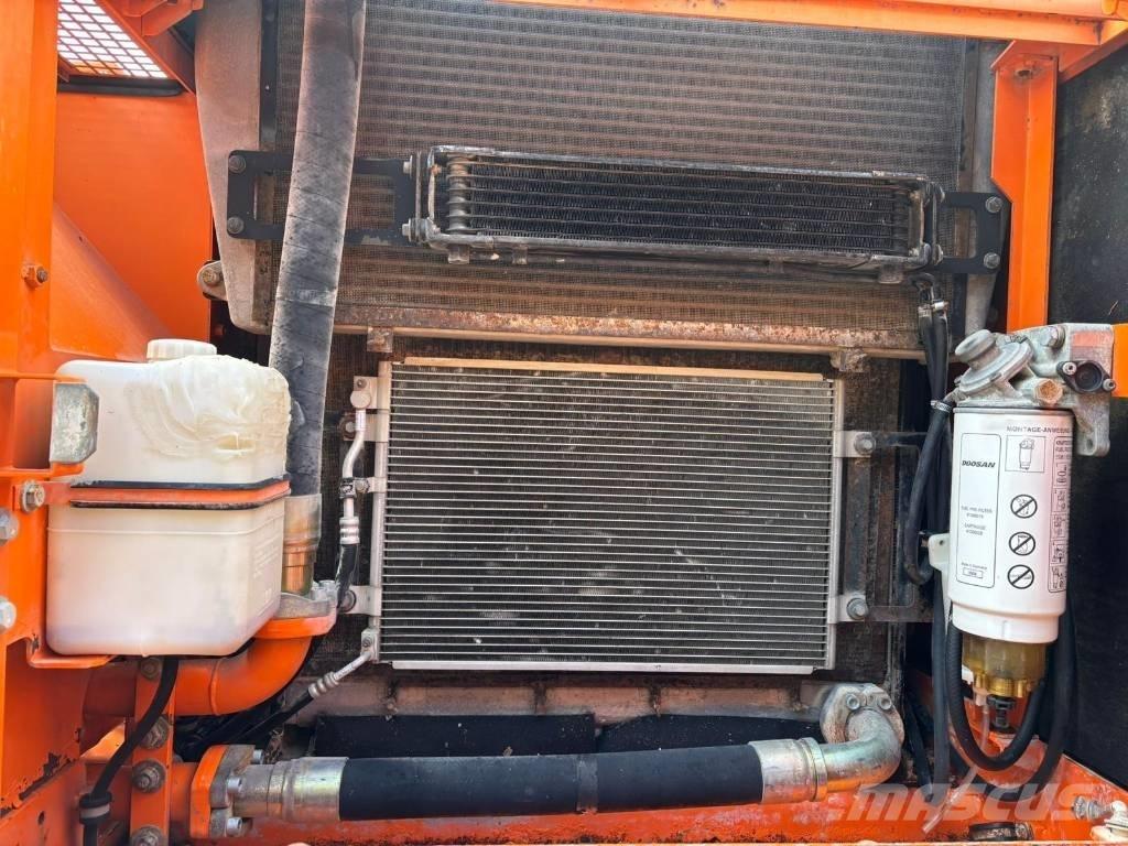 Doosan DX 300 LC Roomikekskavaatorid