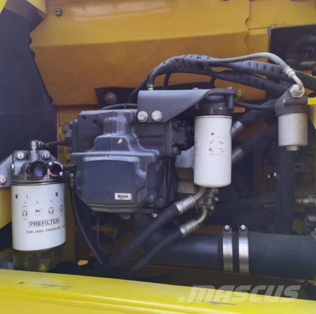 Komatsu PC220-8 Roomikekskavaatorid