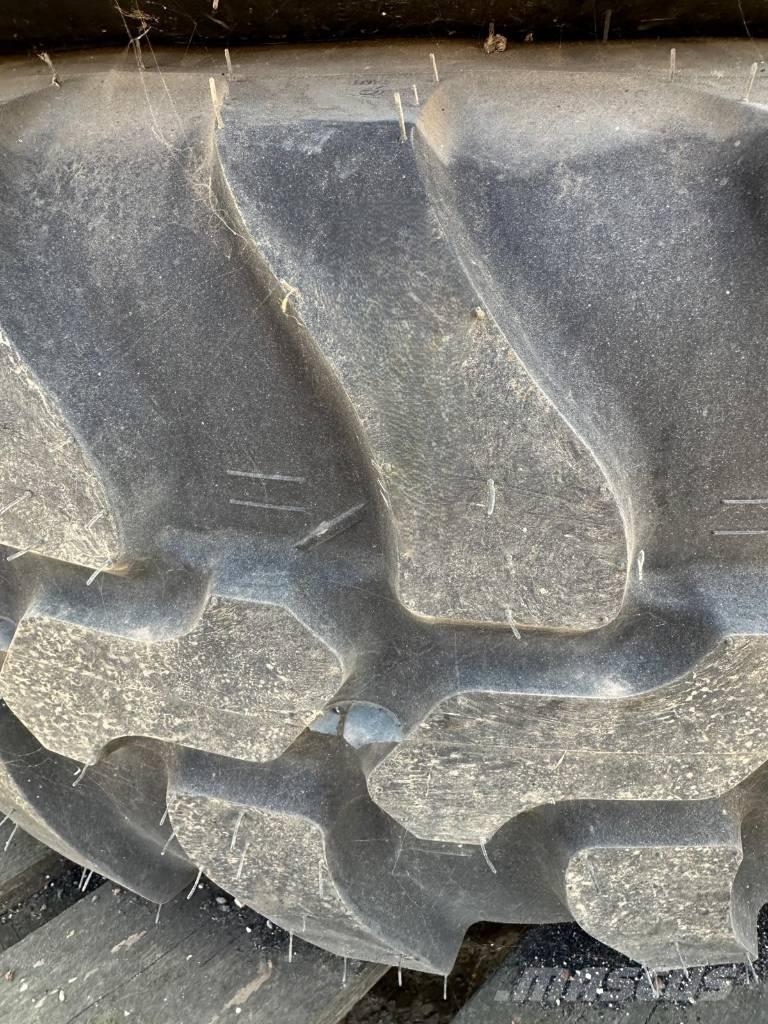 Dunlop 405/70R20 Rehvid, rattad ja veljed