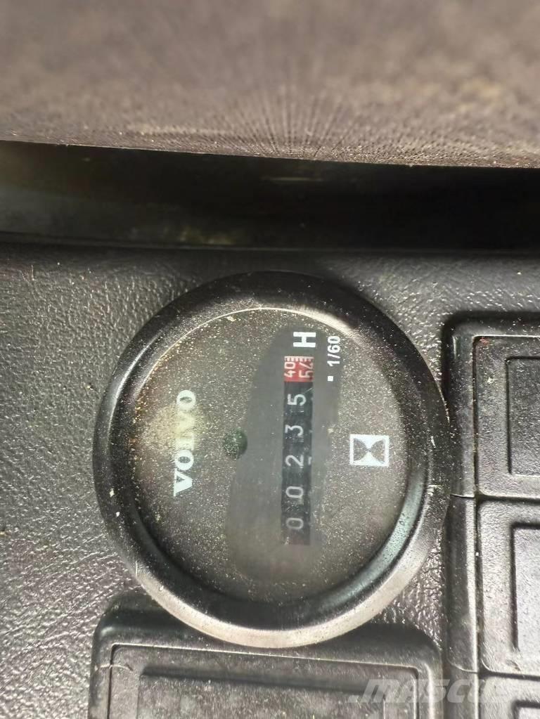 Volvo 140 Roomikekskavaatorid