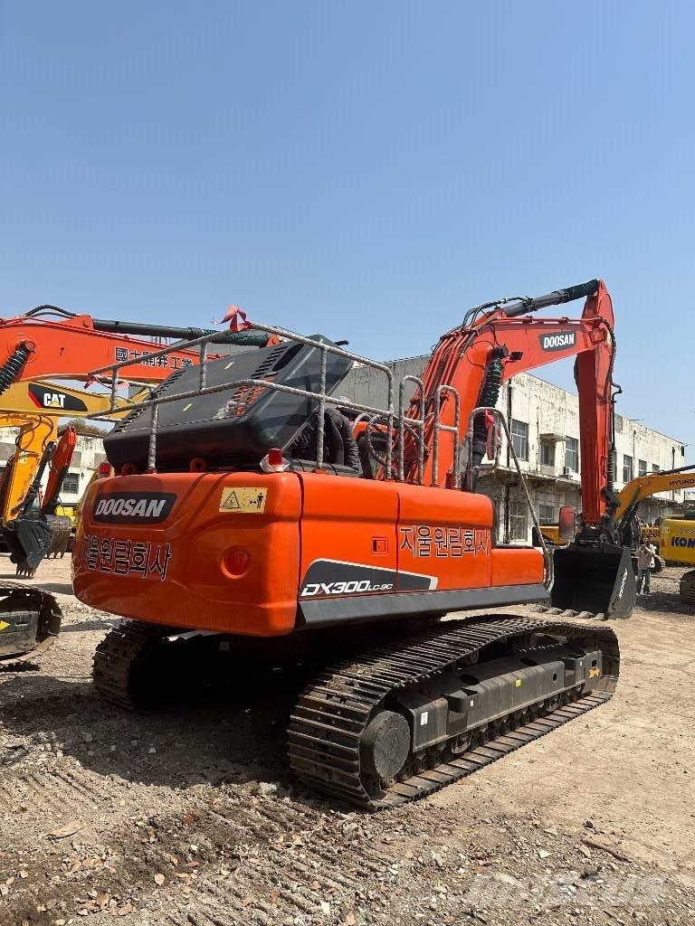 Doosan DX 300 Väikeekskavaatorid 7t-12t