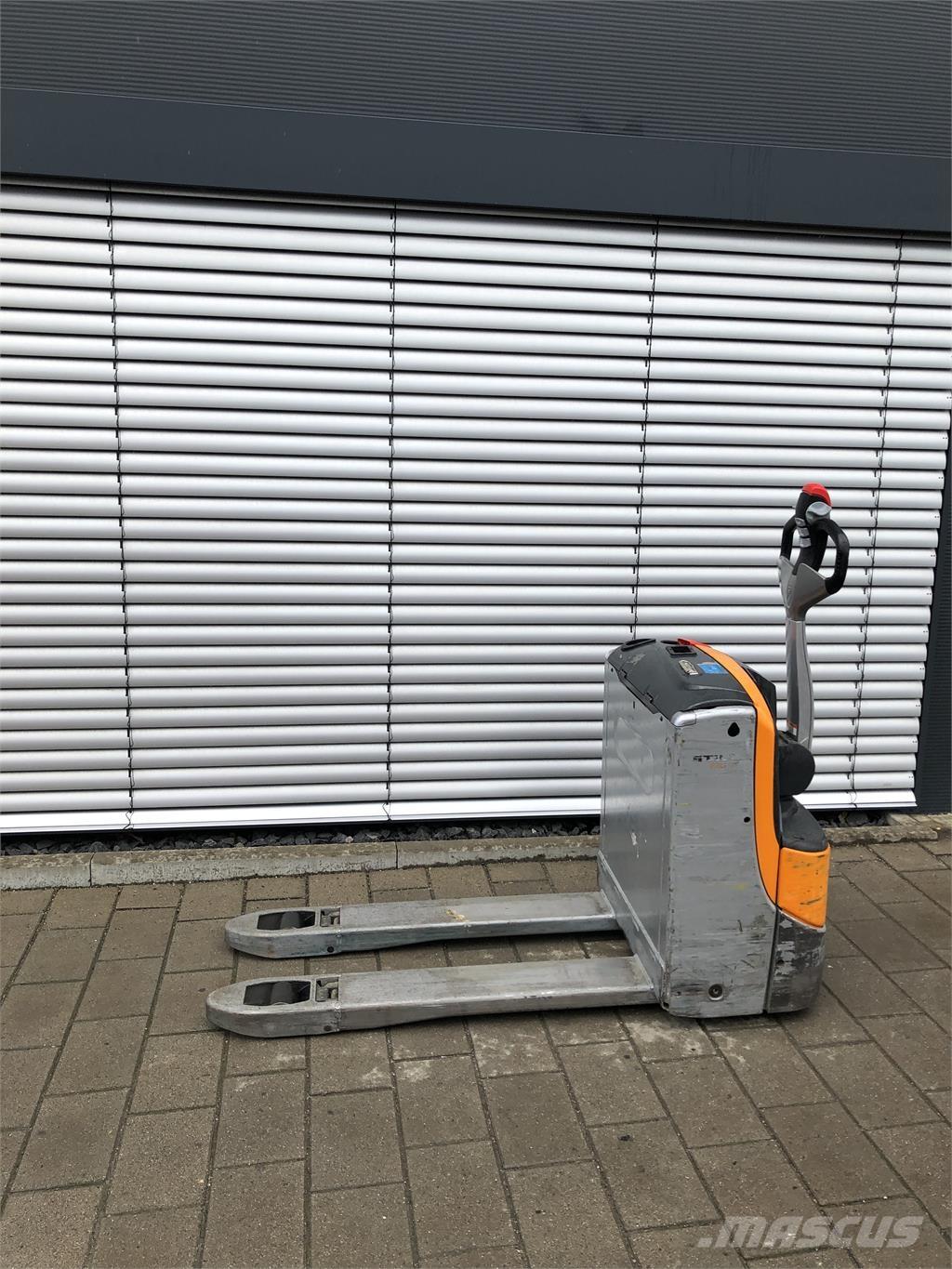 Still EXU16 Järelkäidavad virnastajad