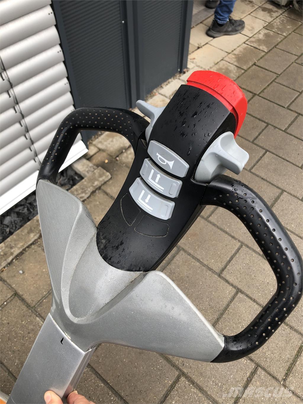 Still EXU16 Järelkäidavad virnastajad