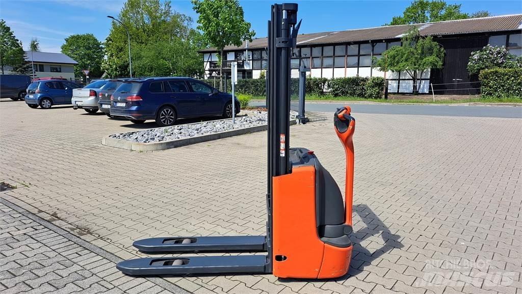 Linde L12- BR1172 Järelkäidavad virnastajad