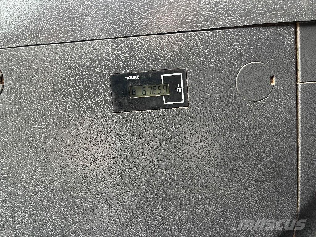 Hyundai HX220L Roomikekskavaatorid