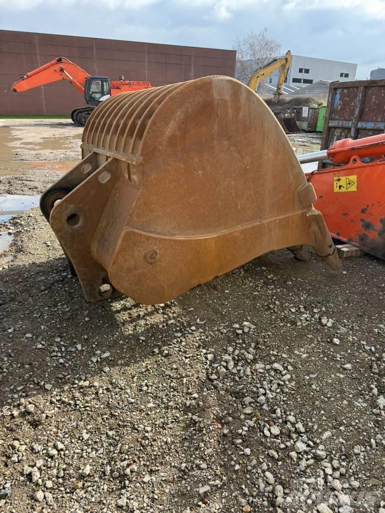 Hitachi ZX690 LCR - 6 Roomikekskavaatorid