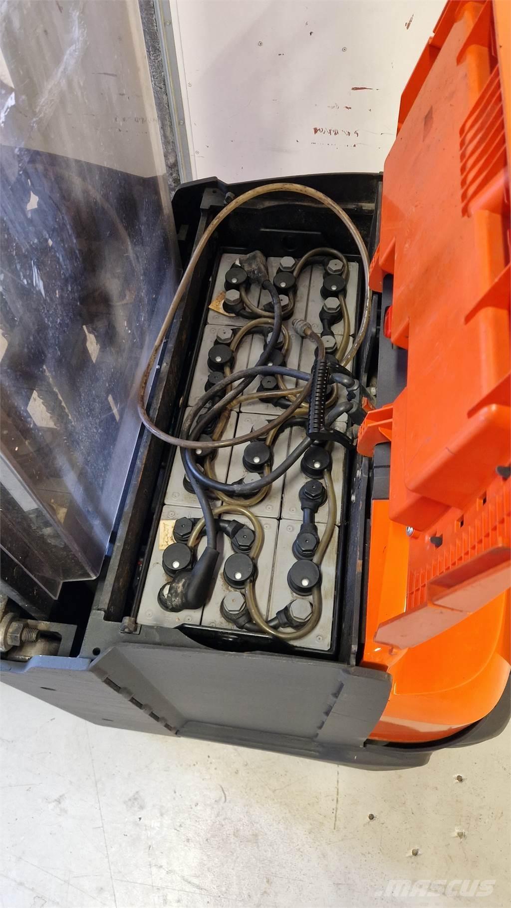Toyota SWE140L Platvormiga virnastajad