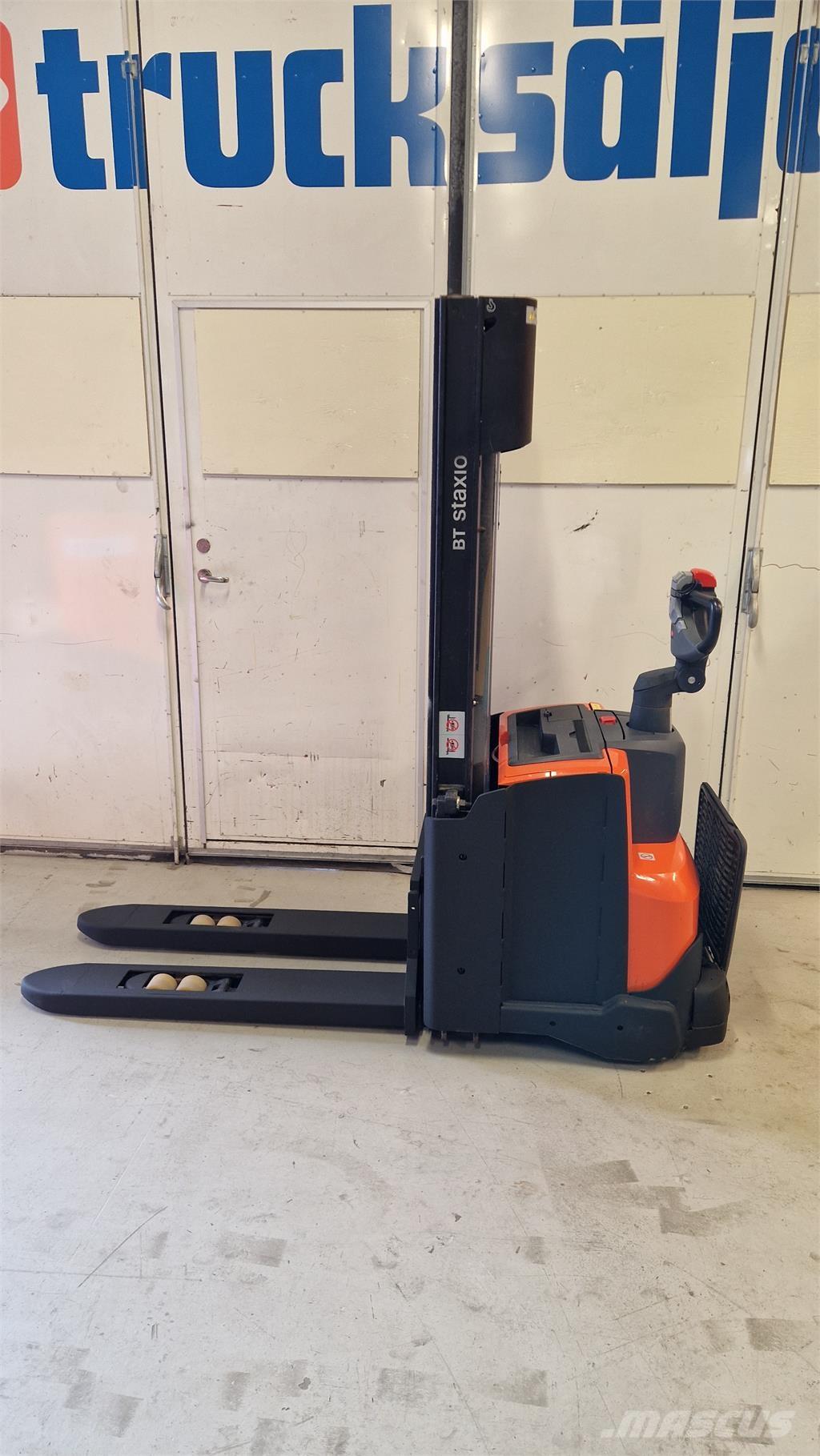 Toyota SWE140L Platvormiga virnastajad