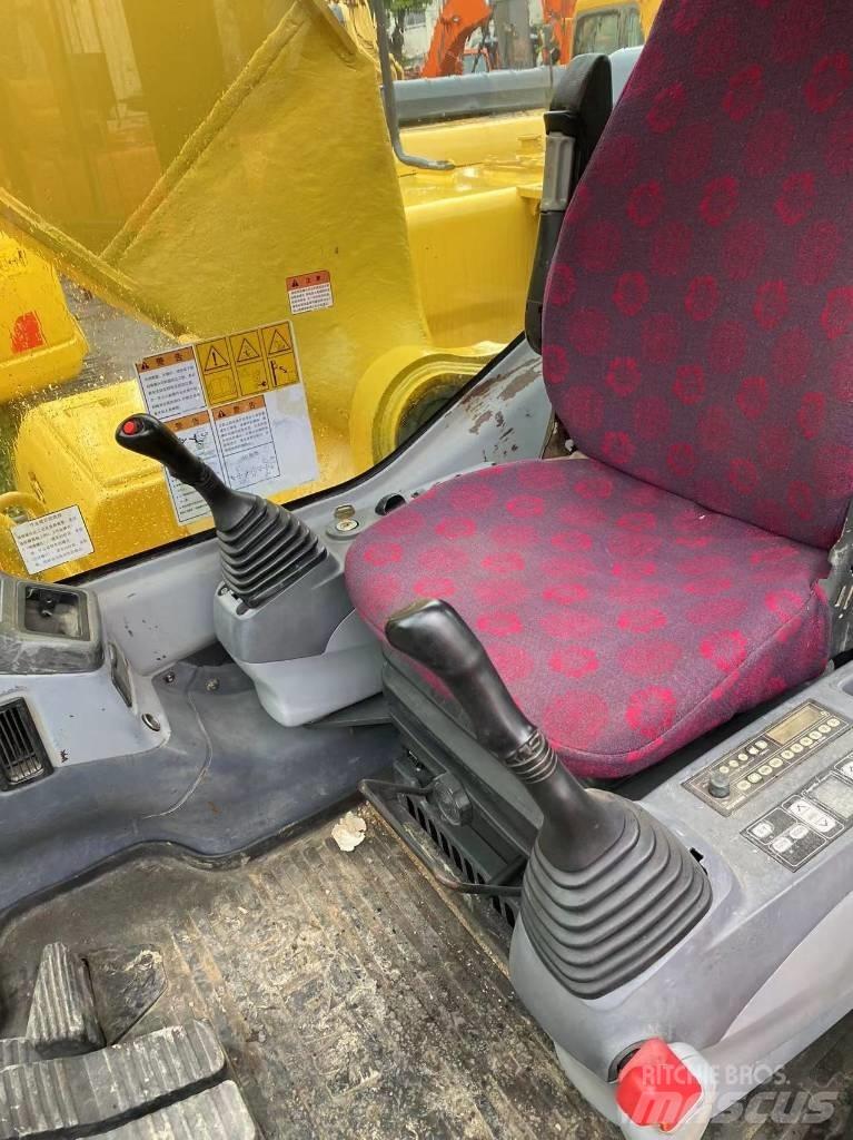Komatsu 220 Roomikekskavaatorid