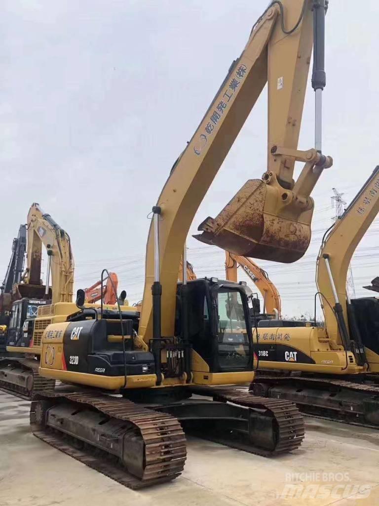 CAT 323 Roomikekskavaatorid