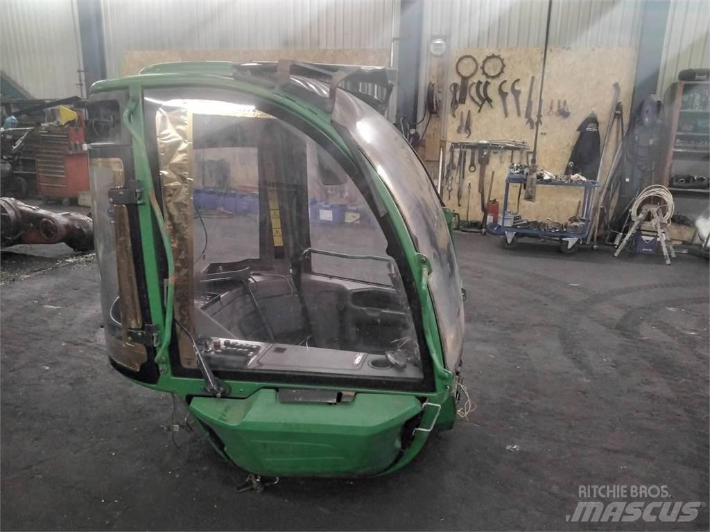 John Deere 1270E Kabiinid