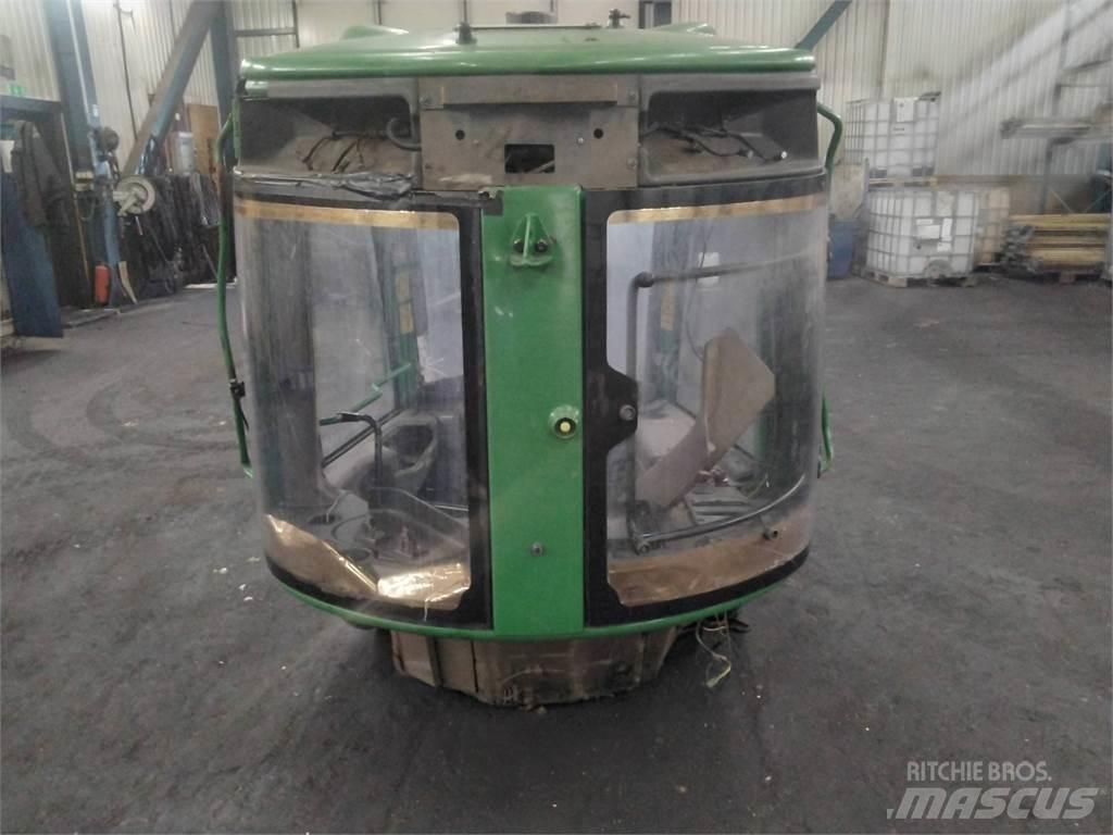 John Deere 1270E Kabiinid