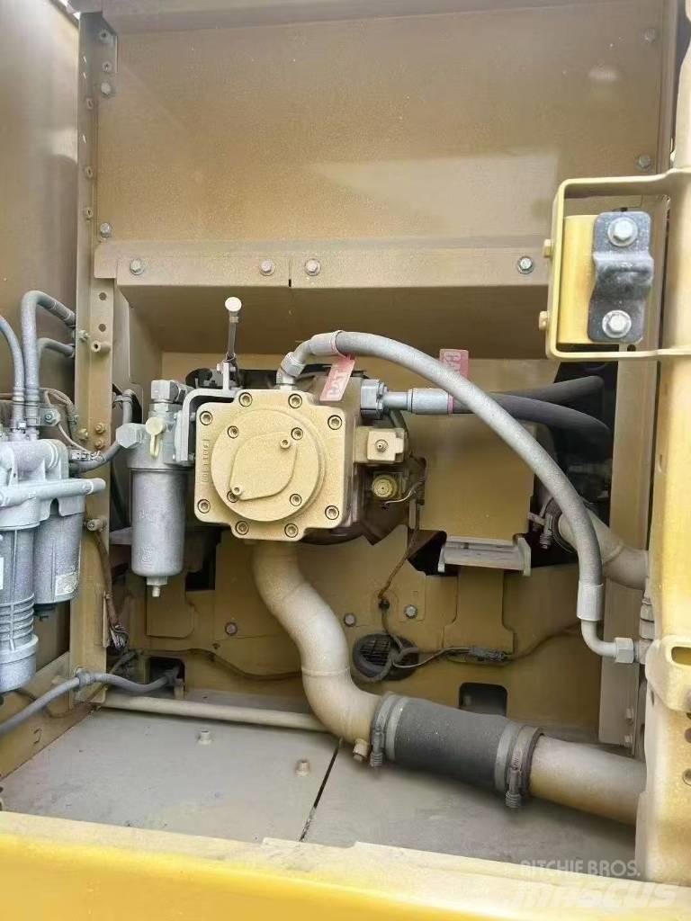 CAT 323 Roomikekskavaatorid