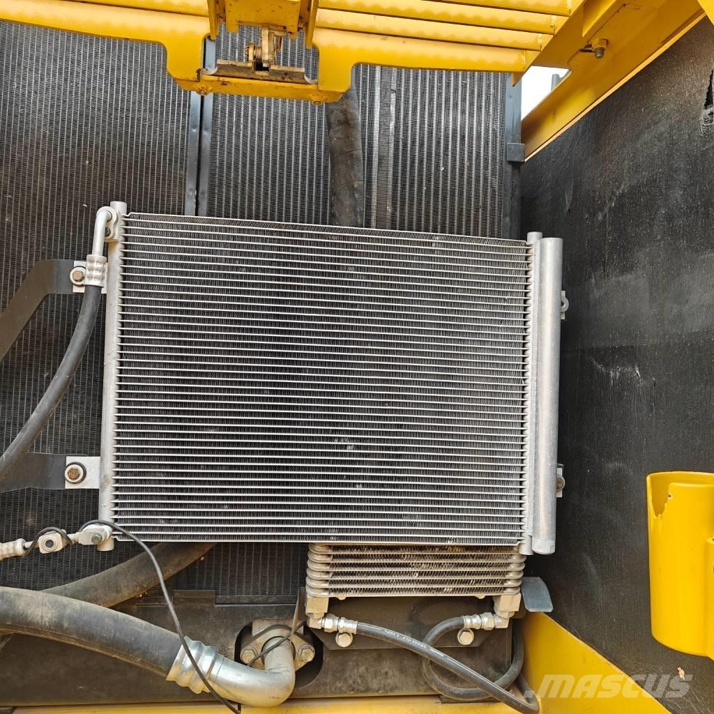 Komatsu 220-8 Roomikekskavaatorid