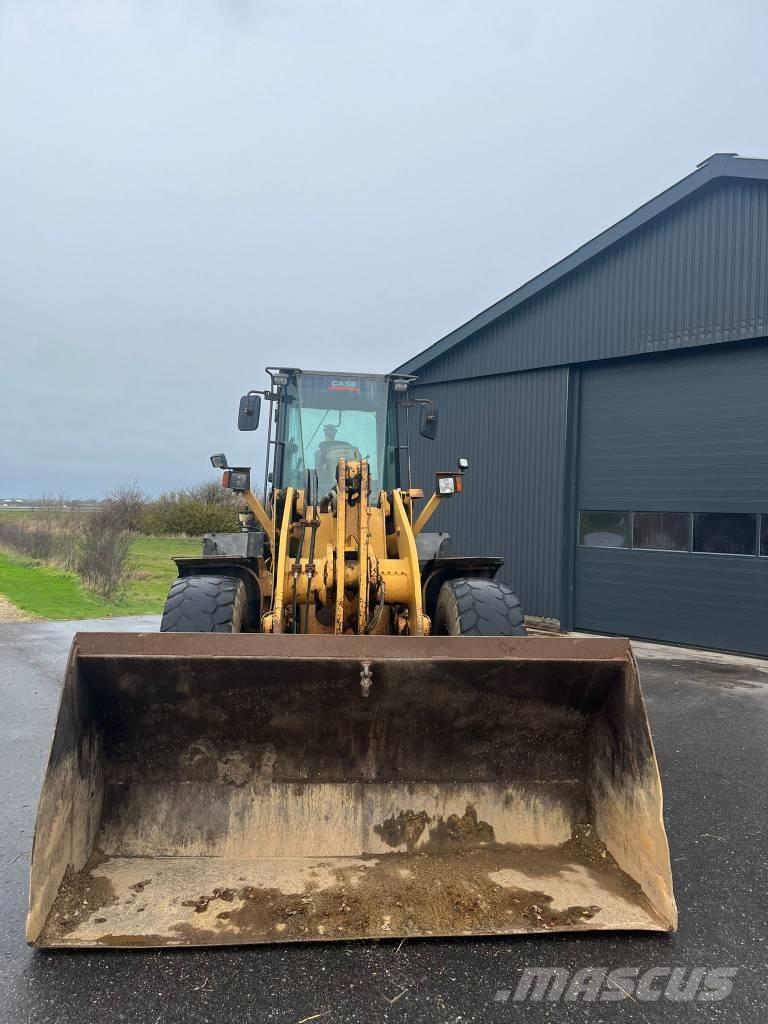 CASE 721 D Rataslaadurid