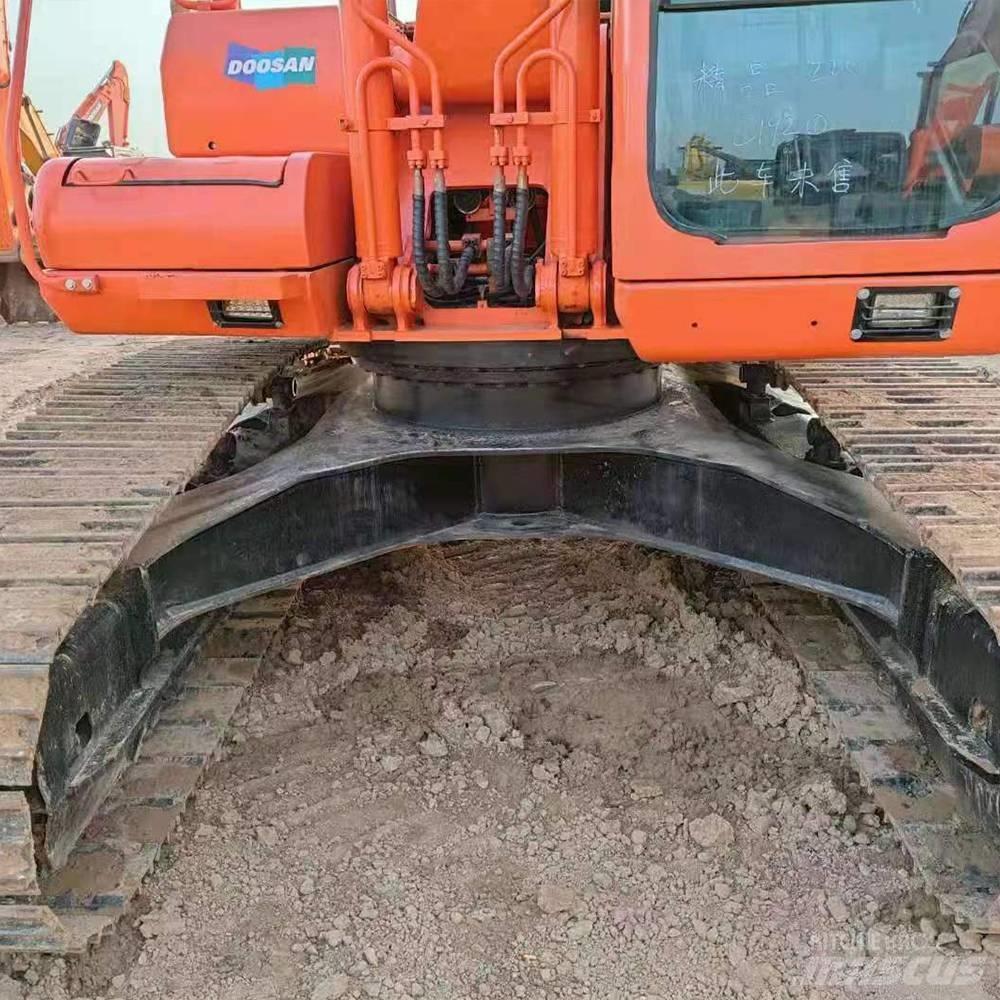 Doosan 225 Roomikekskavaatorid