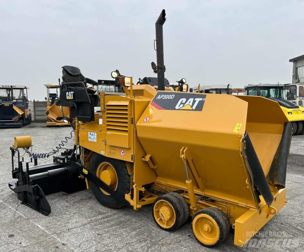 CAT AP 300D Asfaldilaoturid