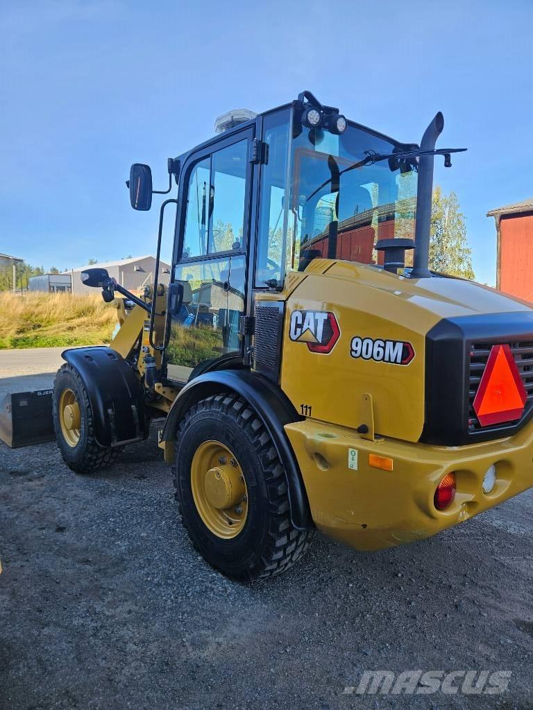 CAT 906 Rataslaadurid