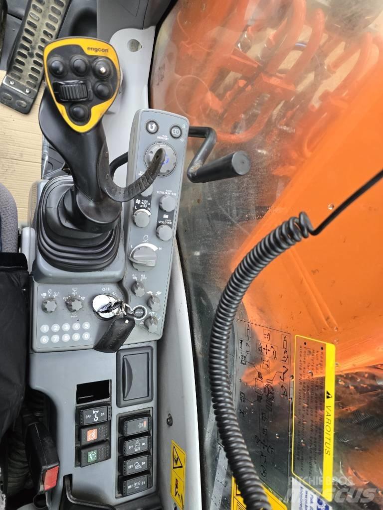 Hitachi ZX 220W-5 Ratasekskavaatorid