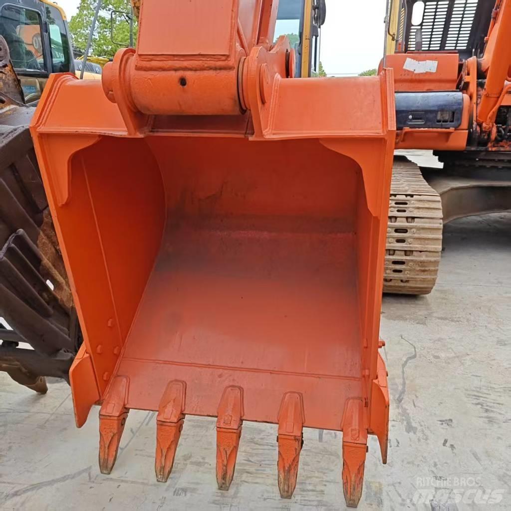 Hitachi ZX 210 Roomikekskavaatorid