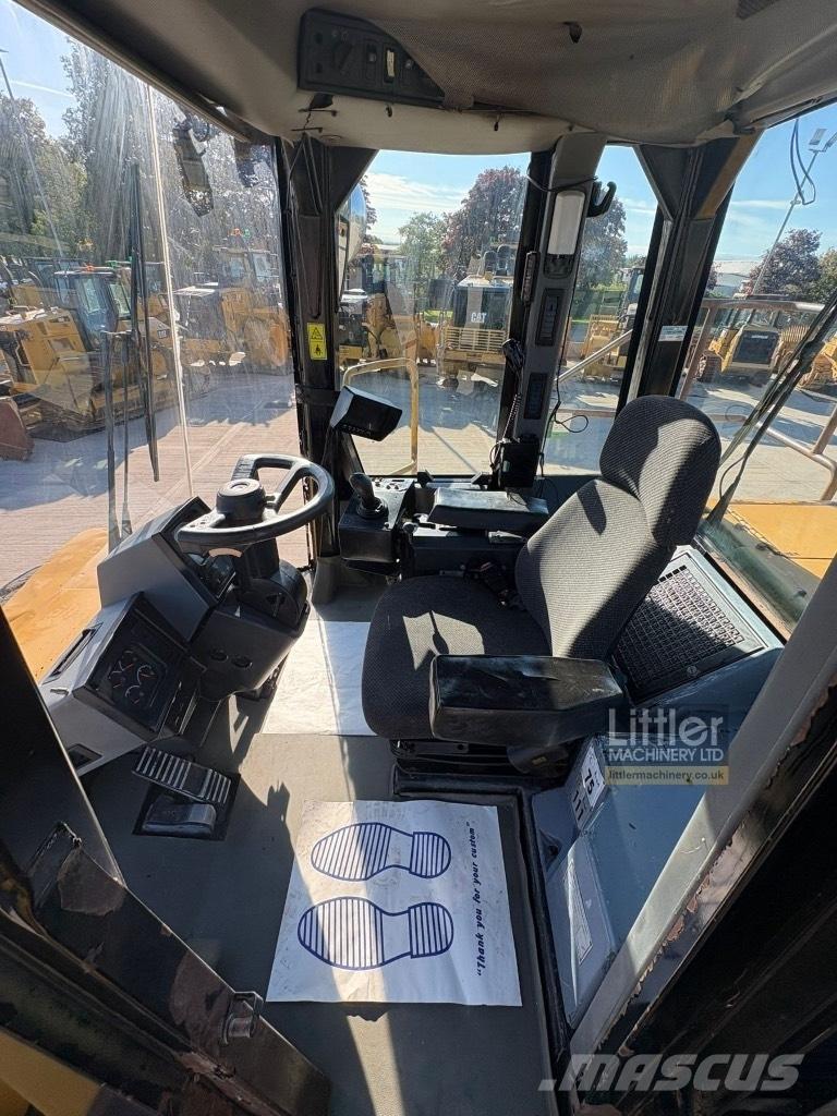 CAT 824 H Ratasbuldooserid