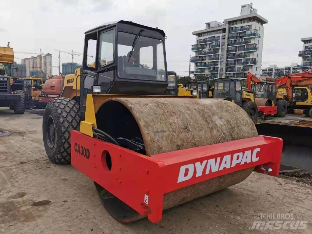 Dynapac CA 30 D Ühe trumliga rullid