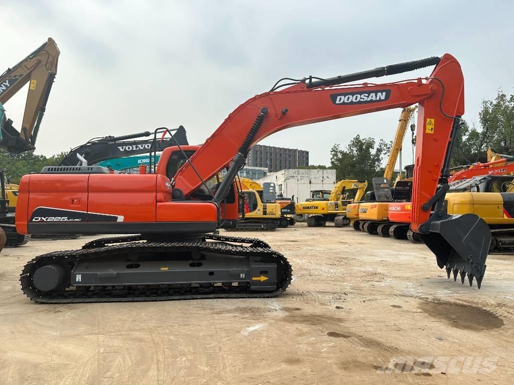 Doosan DX 225 LC-9 Roomikekskavaatorid