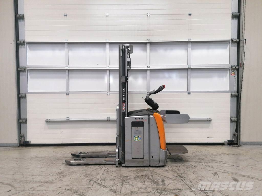 Still EXV SF 16 Järelkäidavad virnastajad