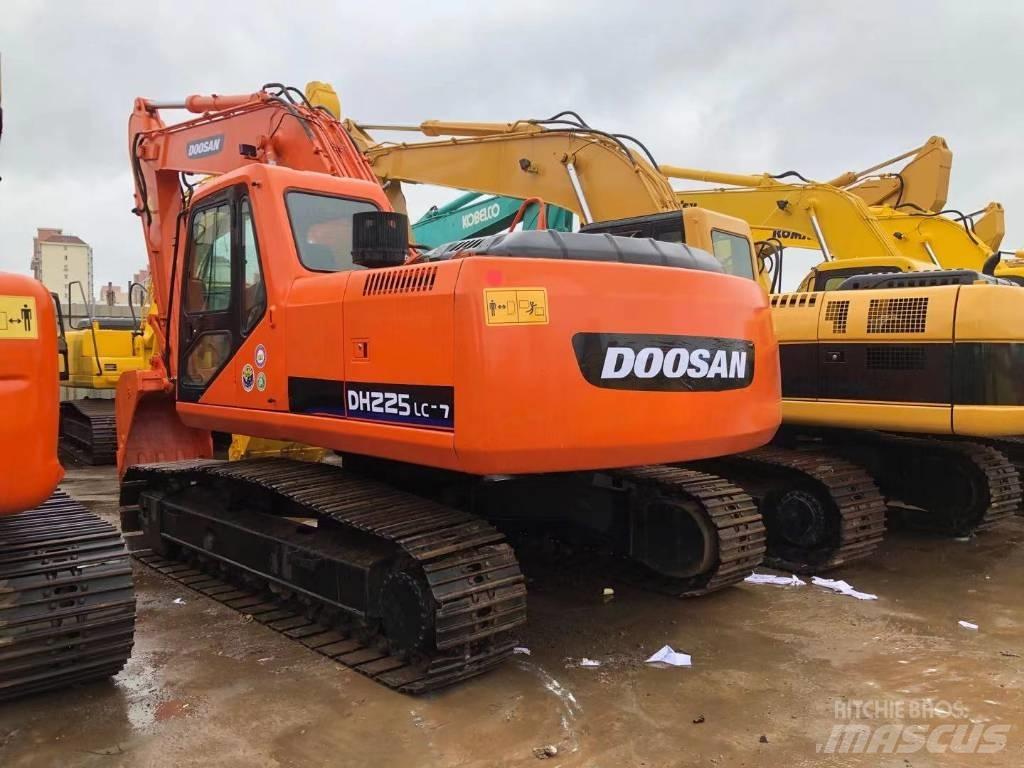 Doosan 225 LC Roomikekskavaatorid