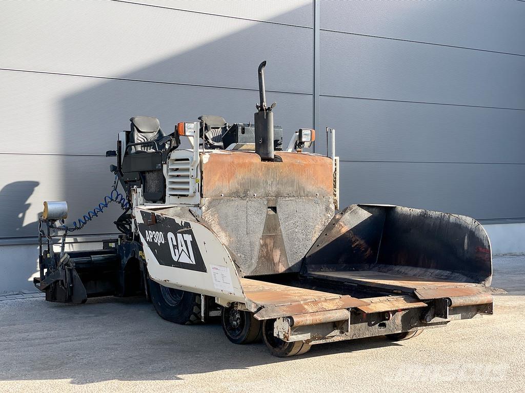 CAT AP300 Asfaldilaoturid