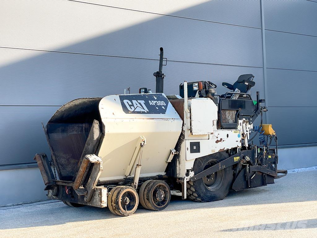 CAT AP300 Asfaldilaoturid